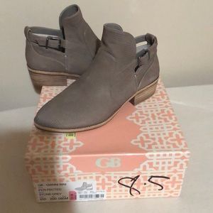Gianni Bini stone grey Booties